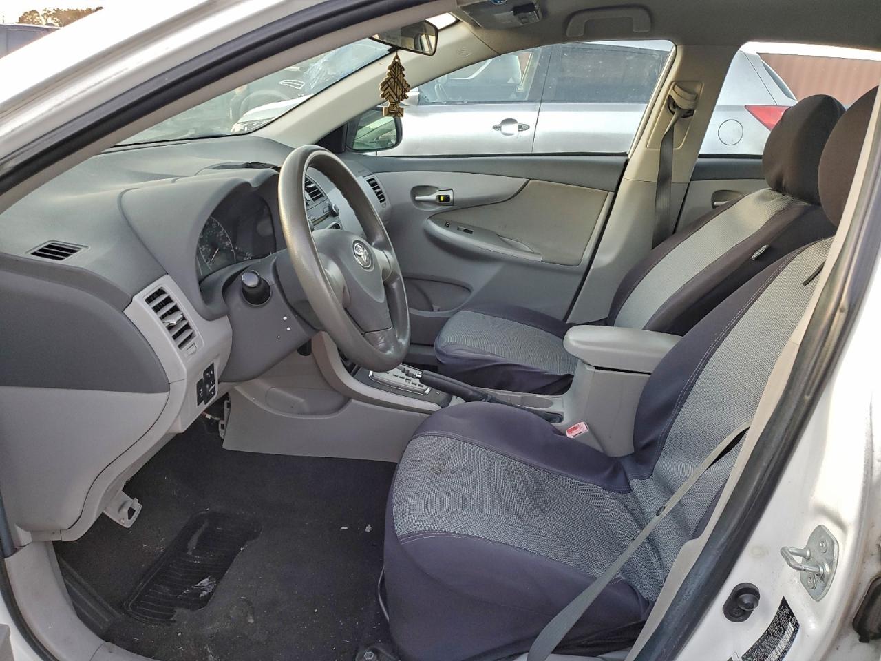 2010 TOYOTA COROLLA LE photo 7