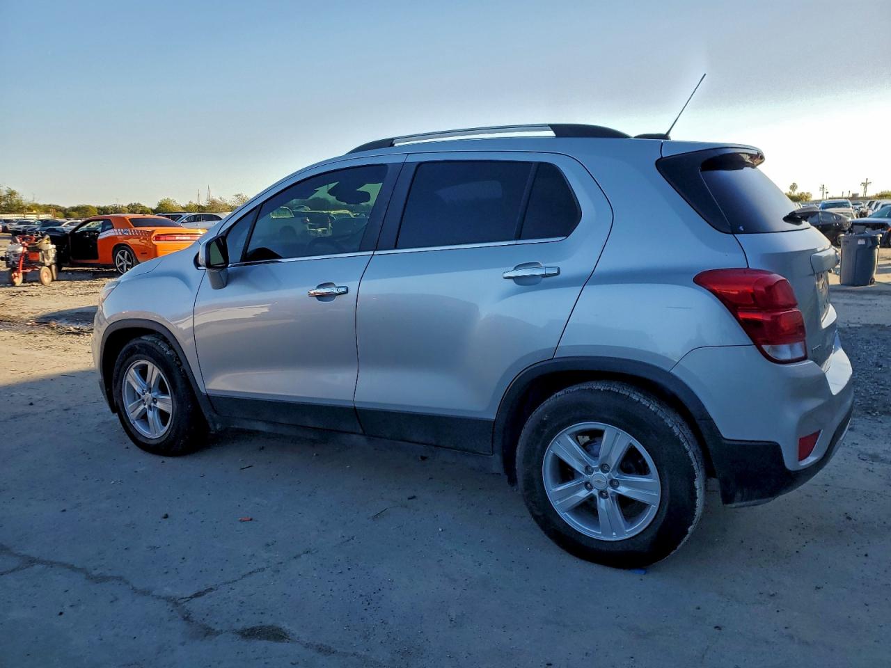2019 CHEVROLET TRAX 1LT photo 2
