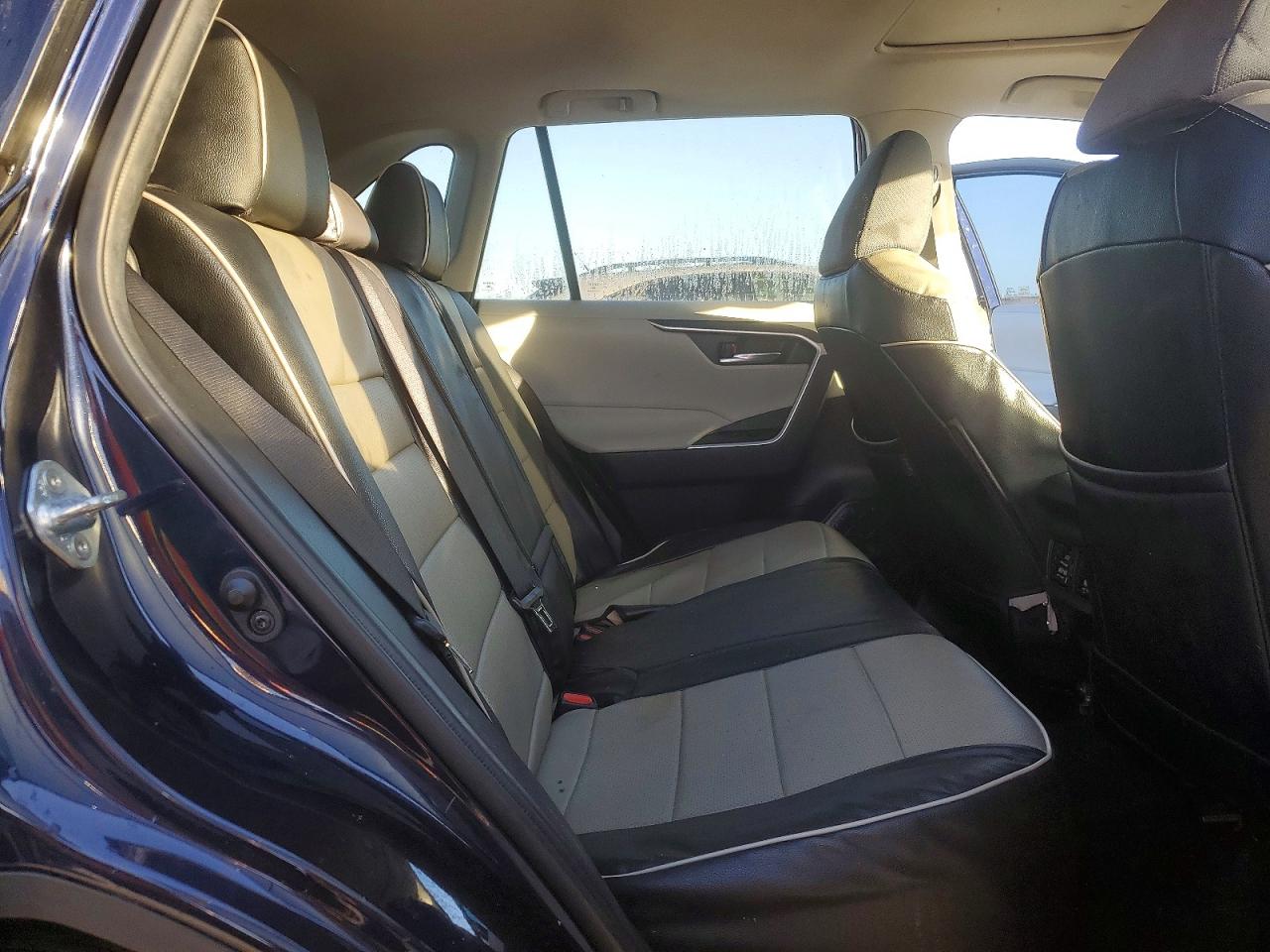 2021 TOYOTA RAV4 XLE photo 11