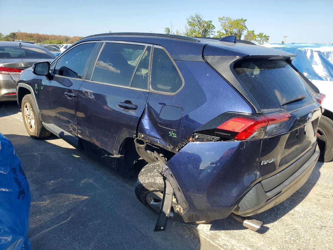 2021 TOYOTA RAV4 XLE photo 2