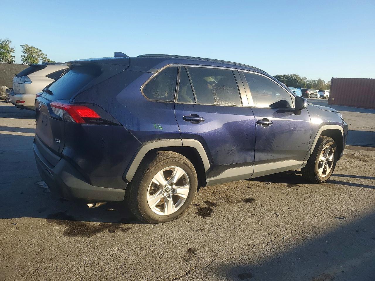 2021 TOYOTA RAV4 XLE photo 3