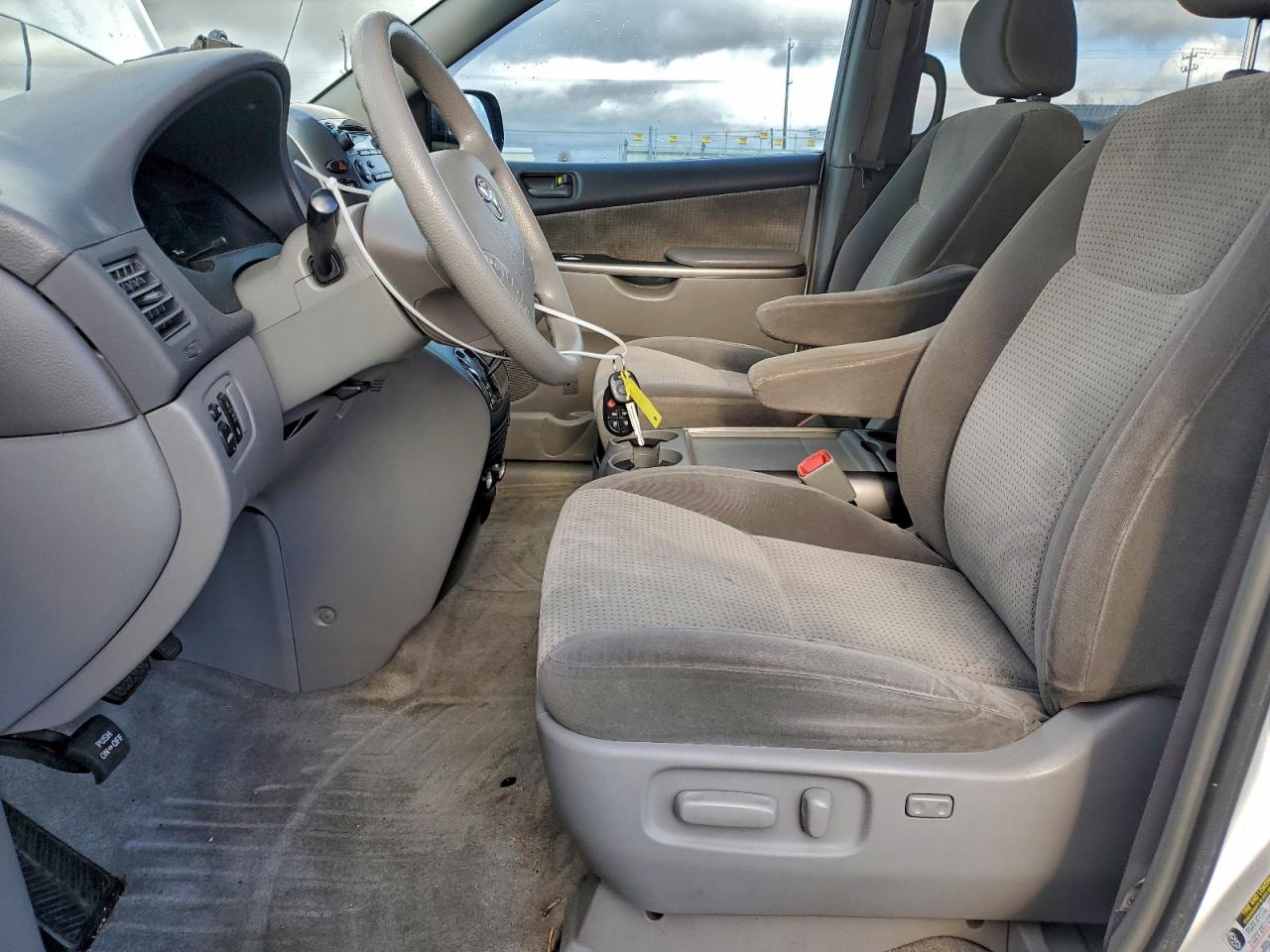 2008 TOYOTA SIENNA CE photo 7