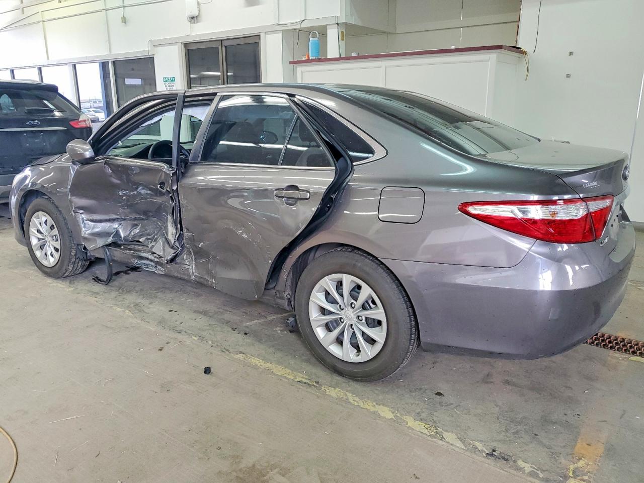 2016 TOYOTA CAMRY LE photo 2