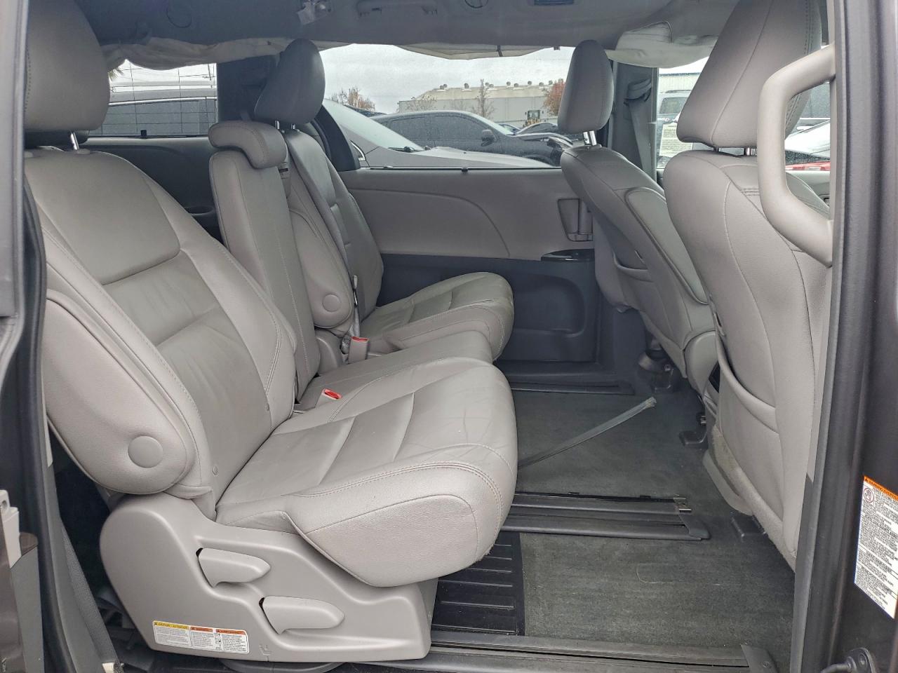 2015 TOYOTA SIENNA XLE photo 11