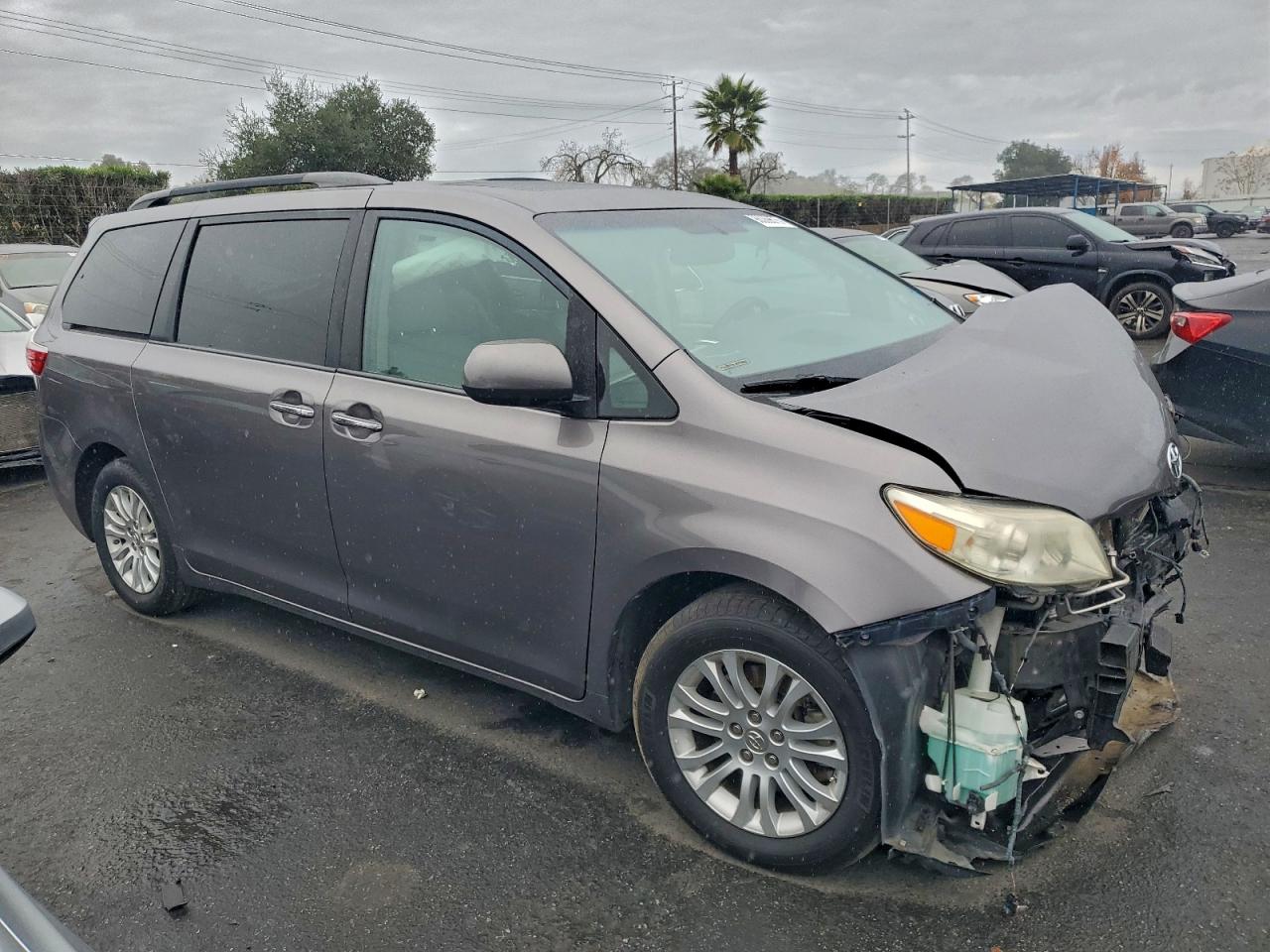 2015 TOYOTA SIENNA XLE photo 4