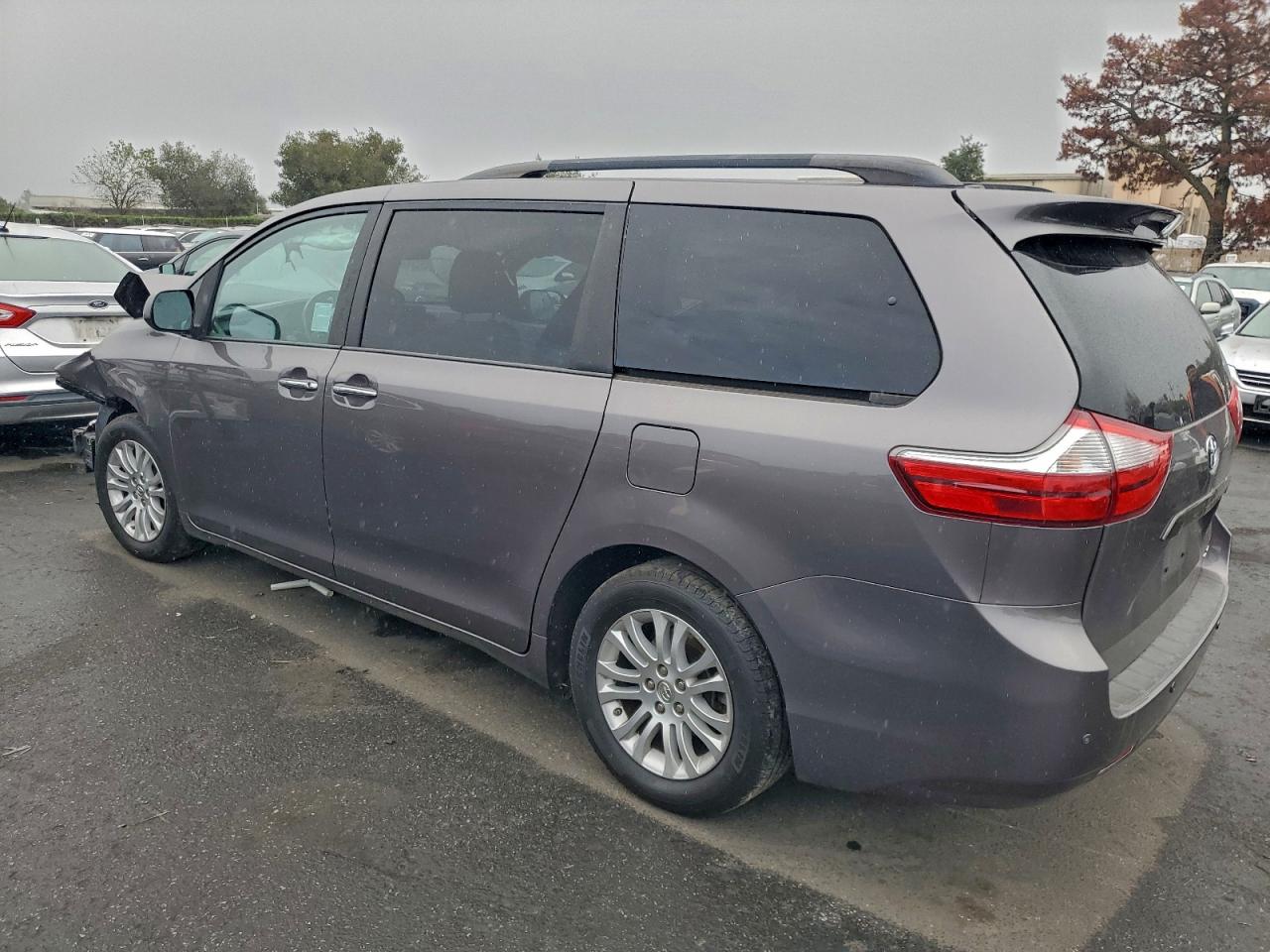2015 TOYOTA SIENNA XLE photo 2