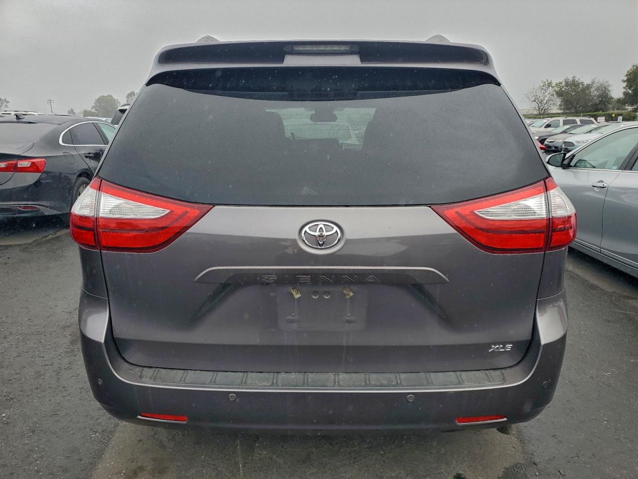 2015 TOYOTA SIENNA XLE photo 6