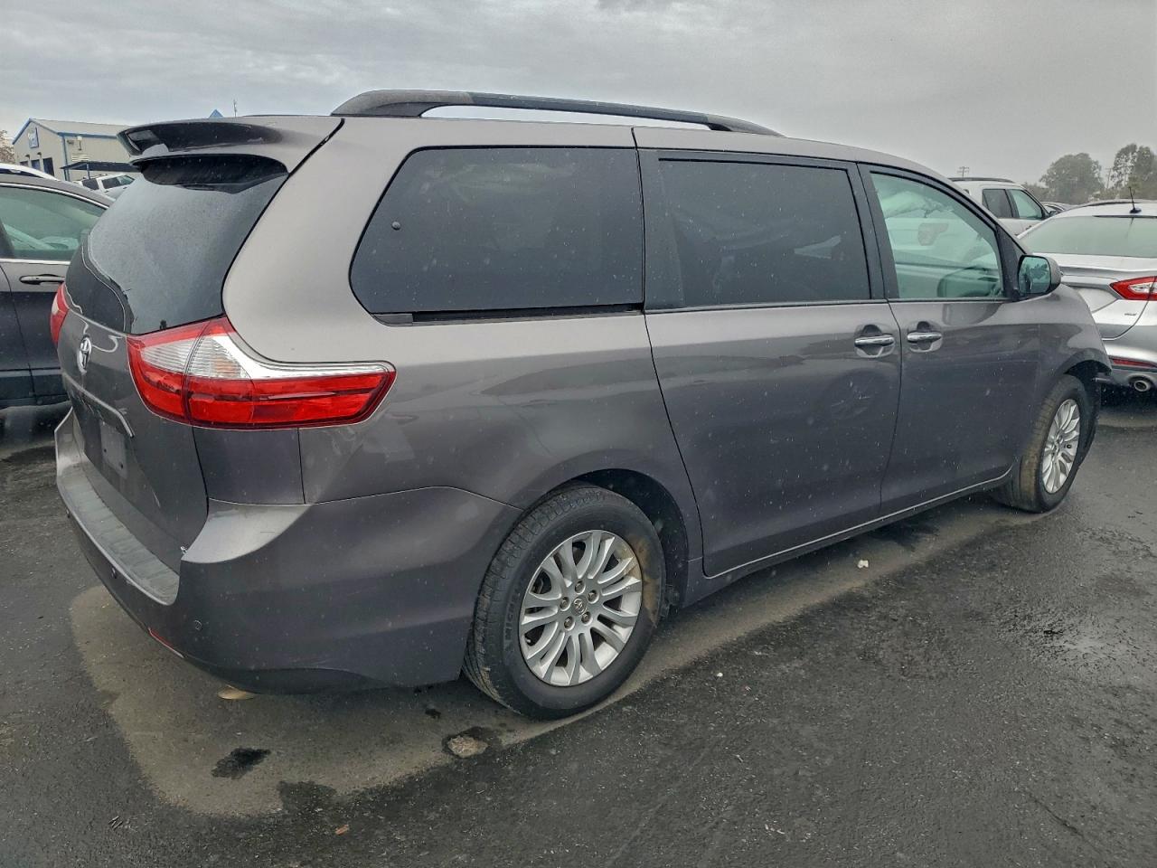 2015 TOYOTA SIENNA XLE photo 3