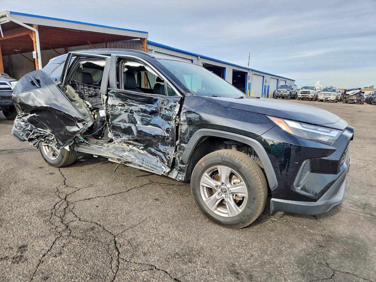 2022 TOYOTA RAV4 XLE photo 4