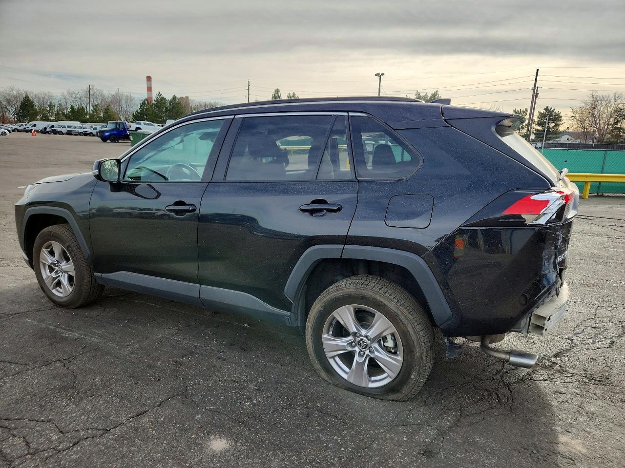2022 TOYOTA RAV4 XLE photo 2