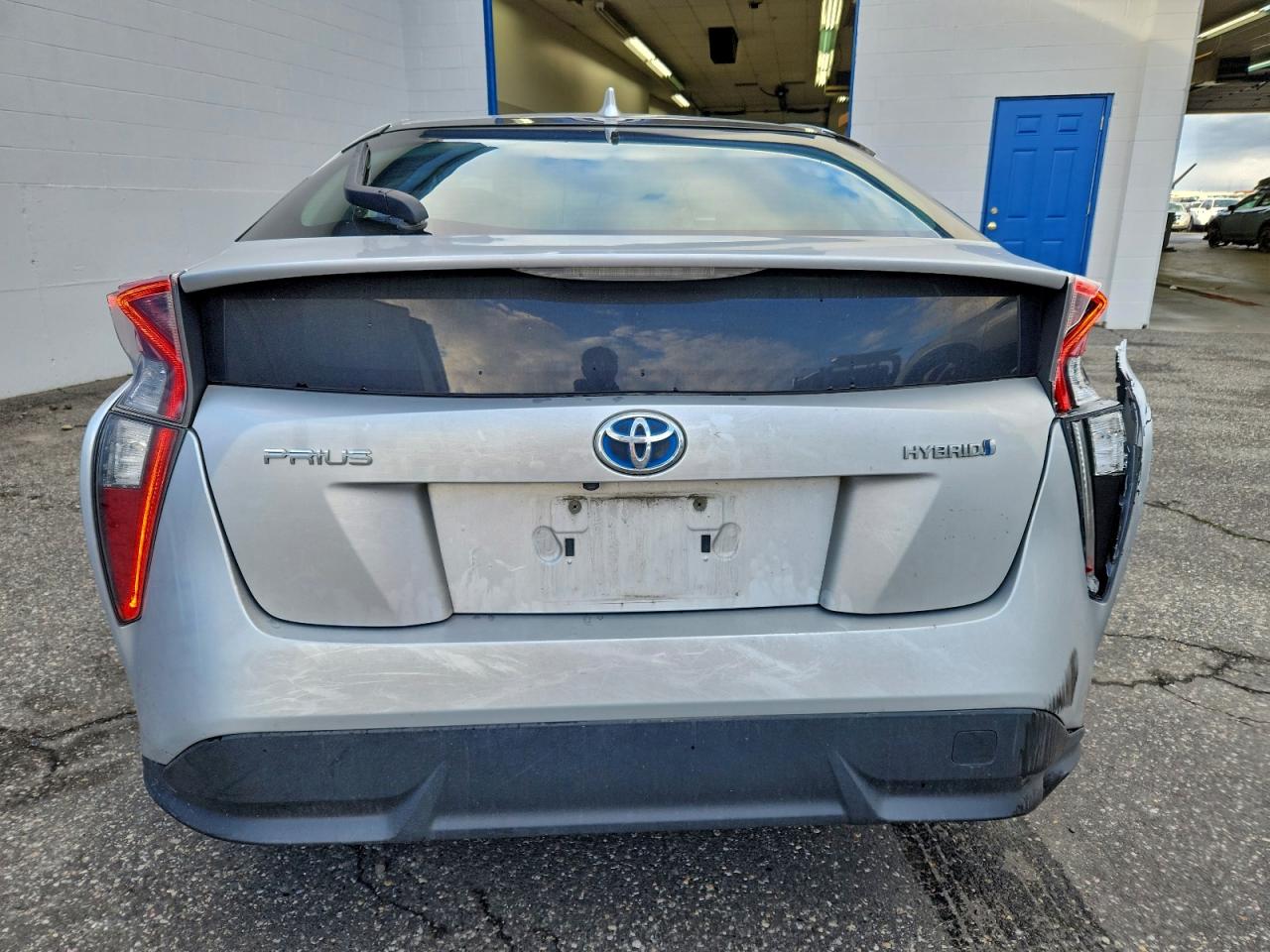 2017 TOYOTA PRIUS photo 11