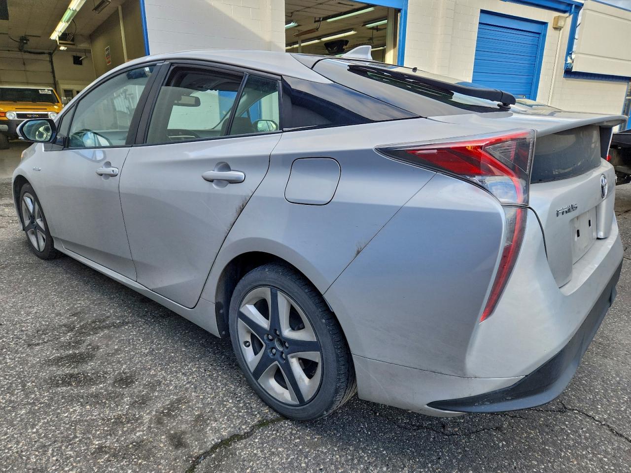 2017 TOYOTA PRIUS photo 3