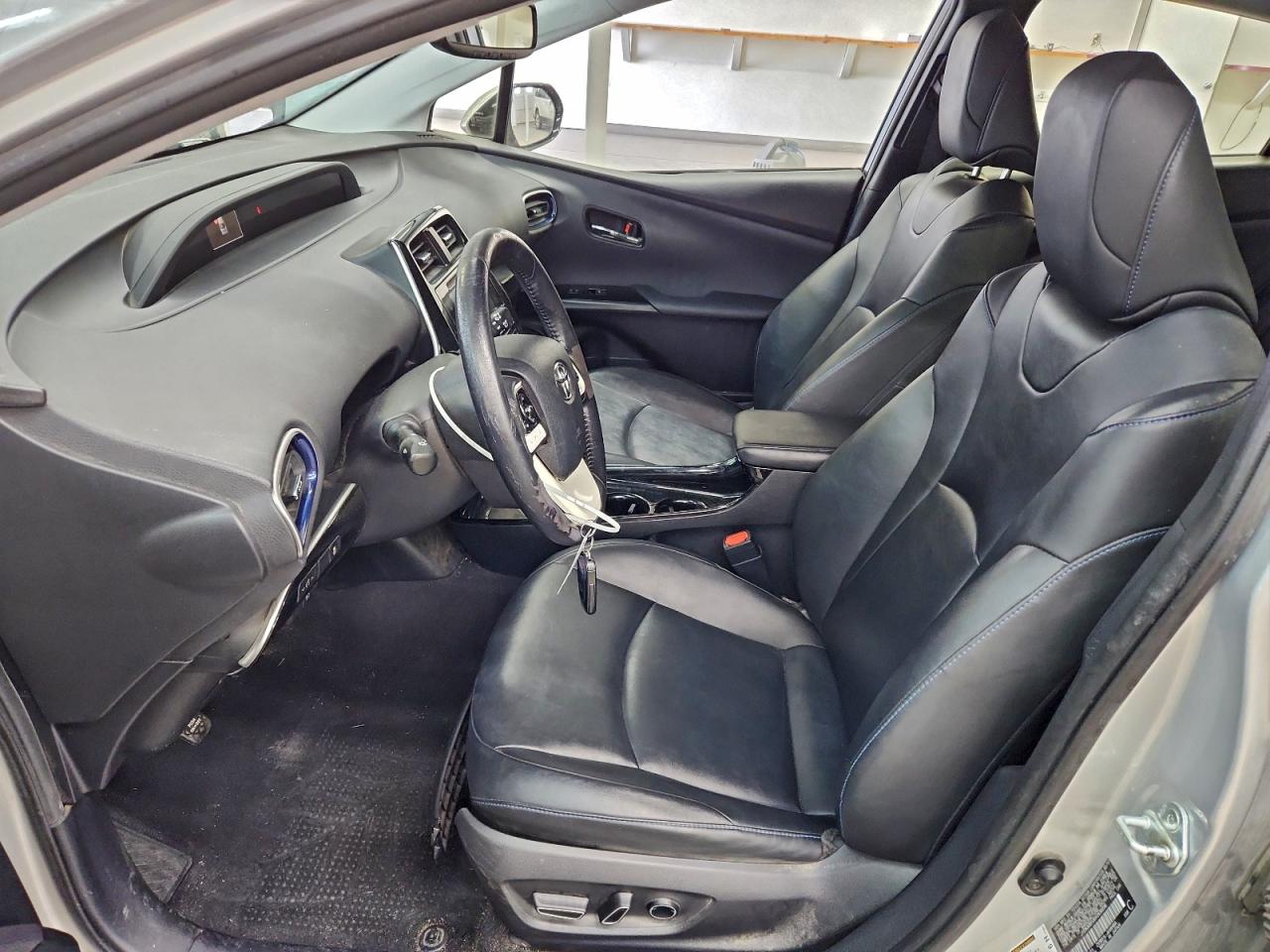 2017 TOYOTA PRIUS photo 13