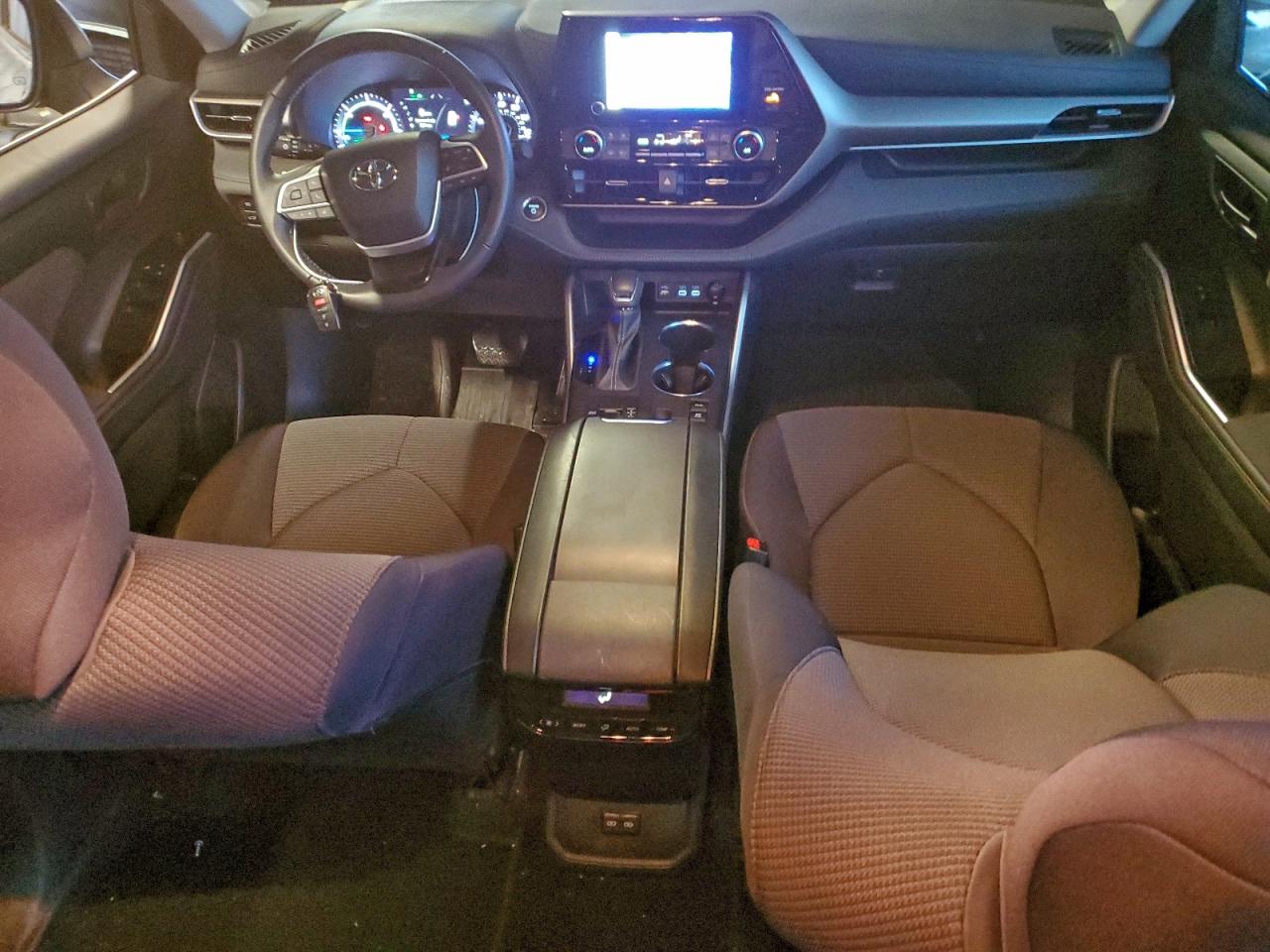 2024 TOYOTA HIGHLANDER HYBRID LE photo 8