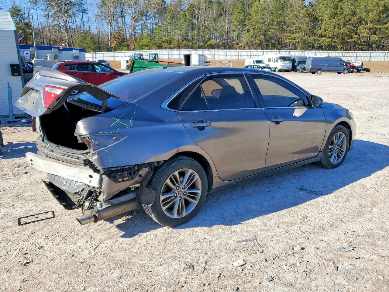 2016 TOYOTA CAMRY LE photo 3