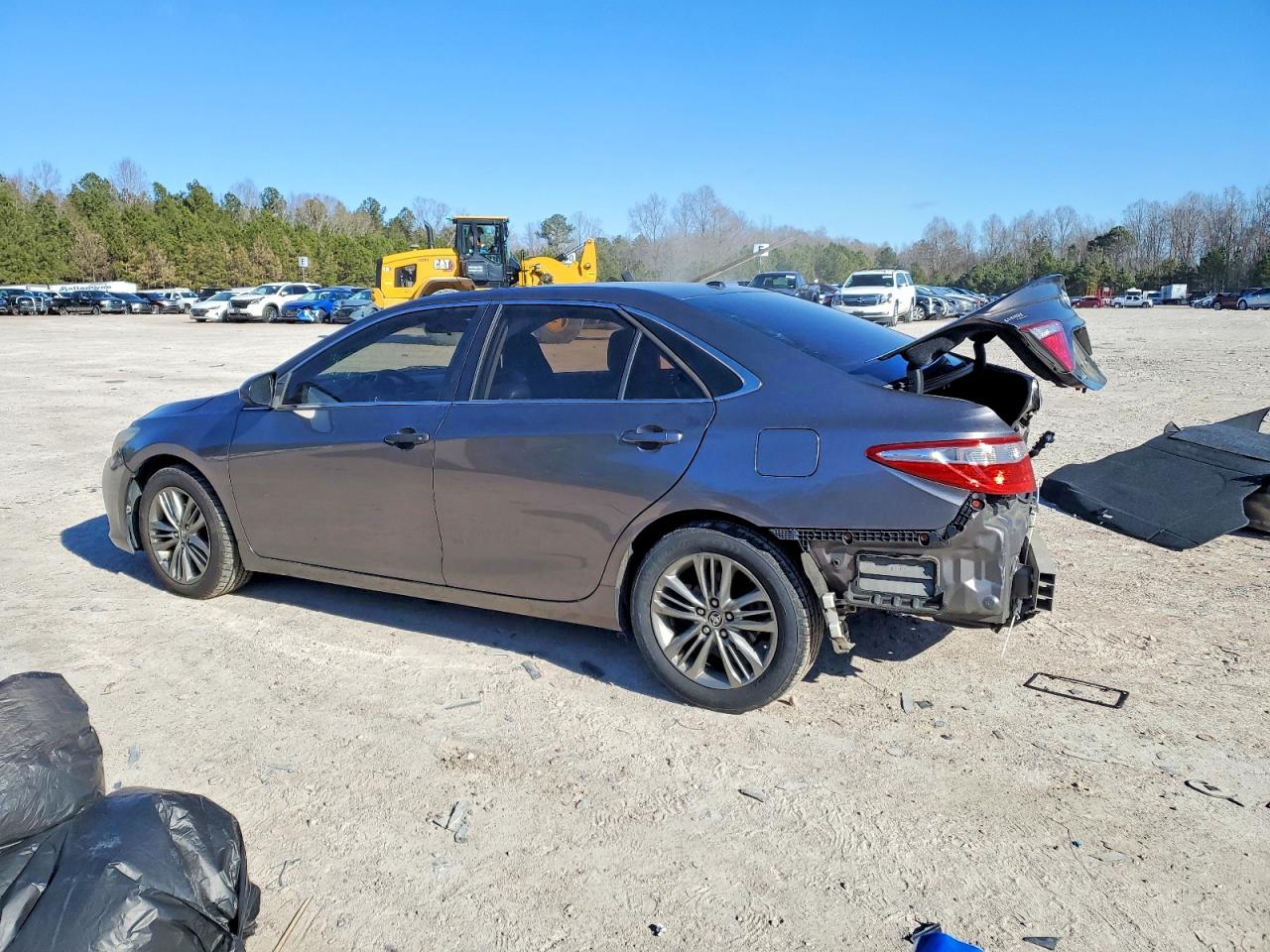 2016 TOYOTA CAMRY LE photo 2