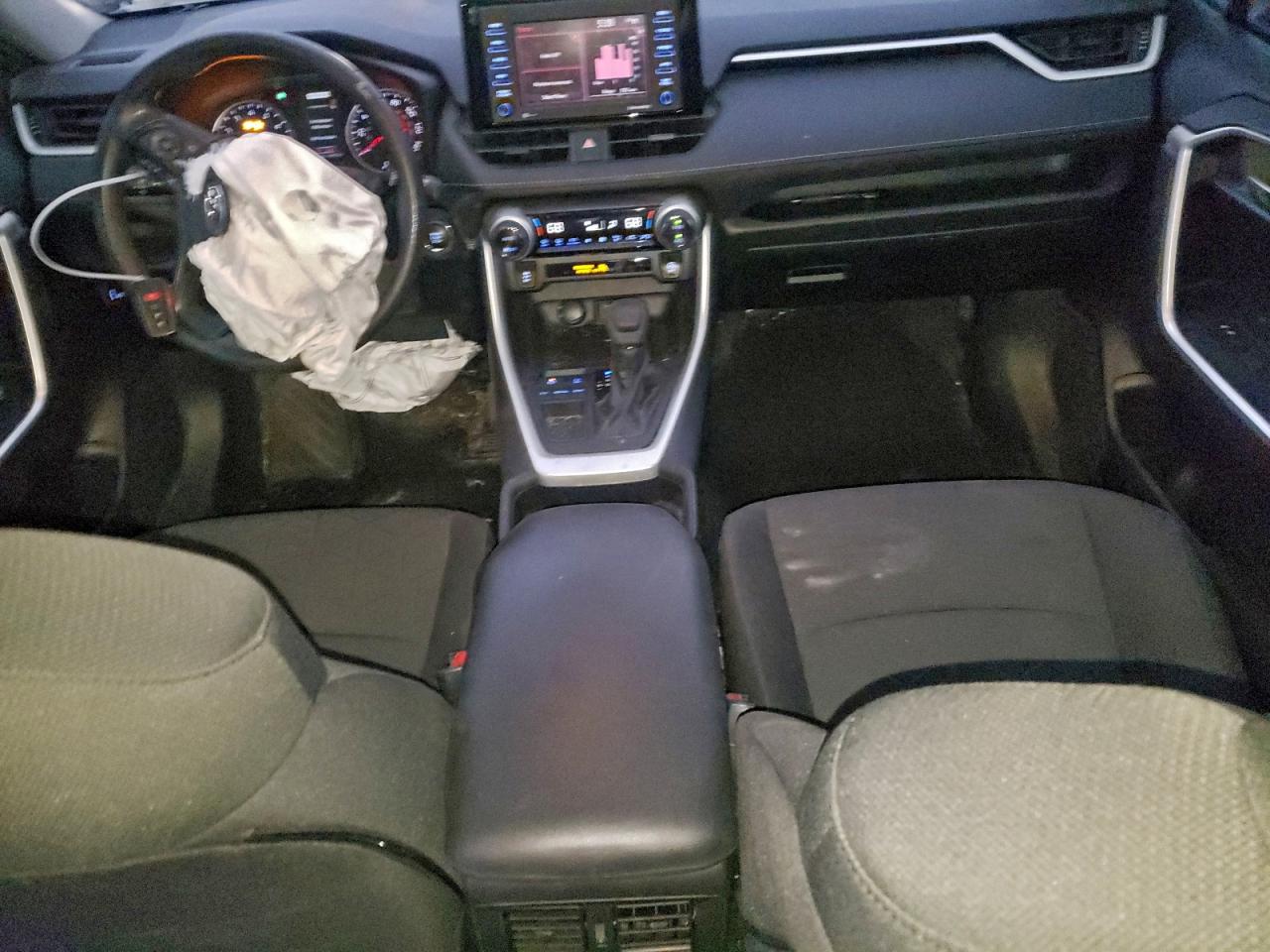 2021 TOYOTA RAV4 XLE photo 8