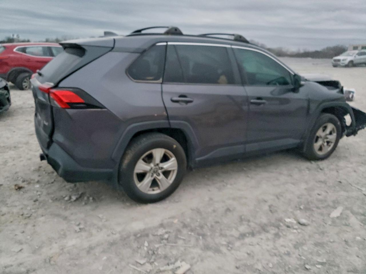 2021 TOYOTA RAV4 XLE photo 3