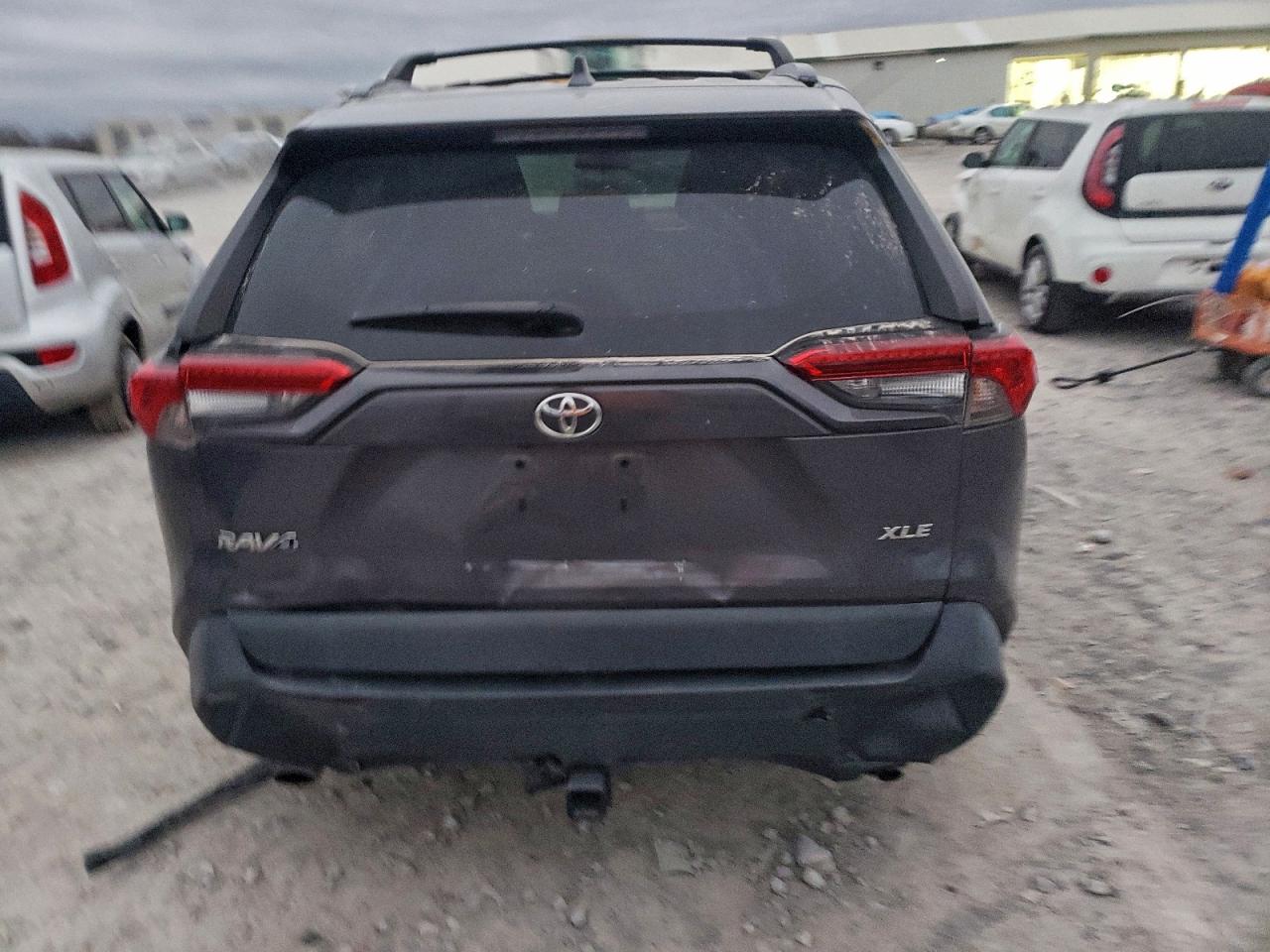 2021 TOYOTA RAV4 XLE photo 6