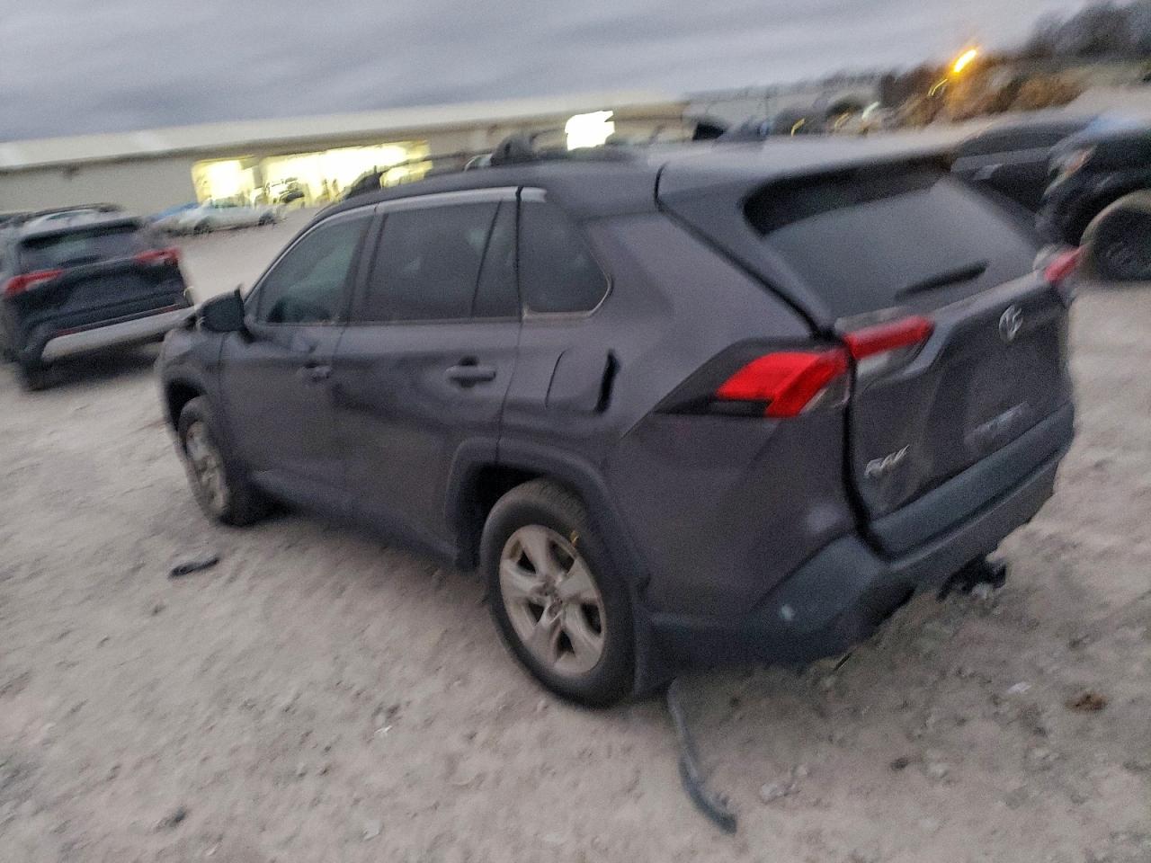 2021 TOYOTA RAV4 XLE photo 2