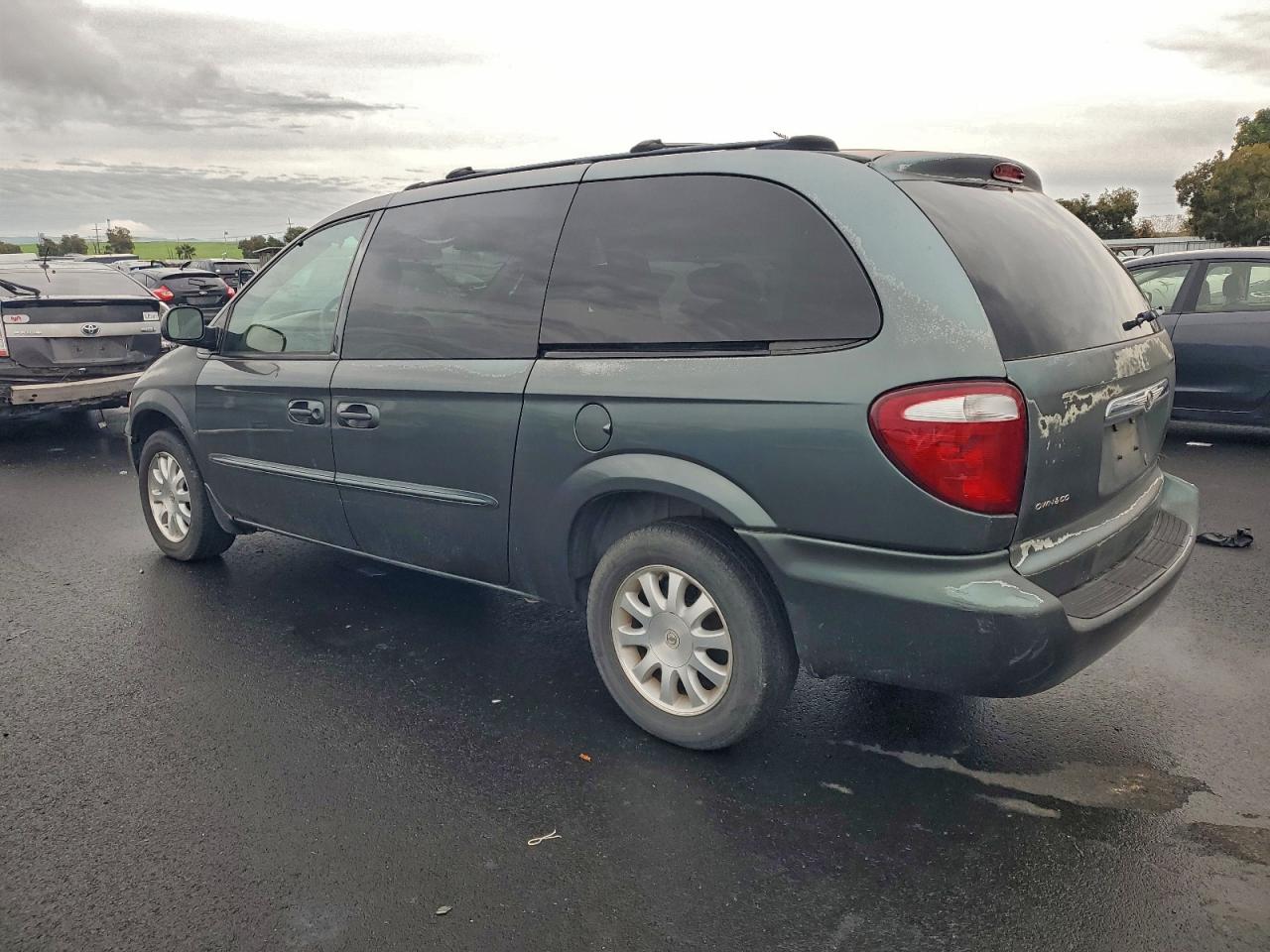2003 CHRYSLER TOWN & COUNTRY LX photo 2