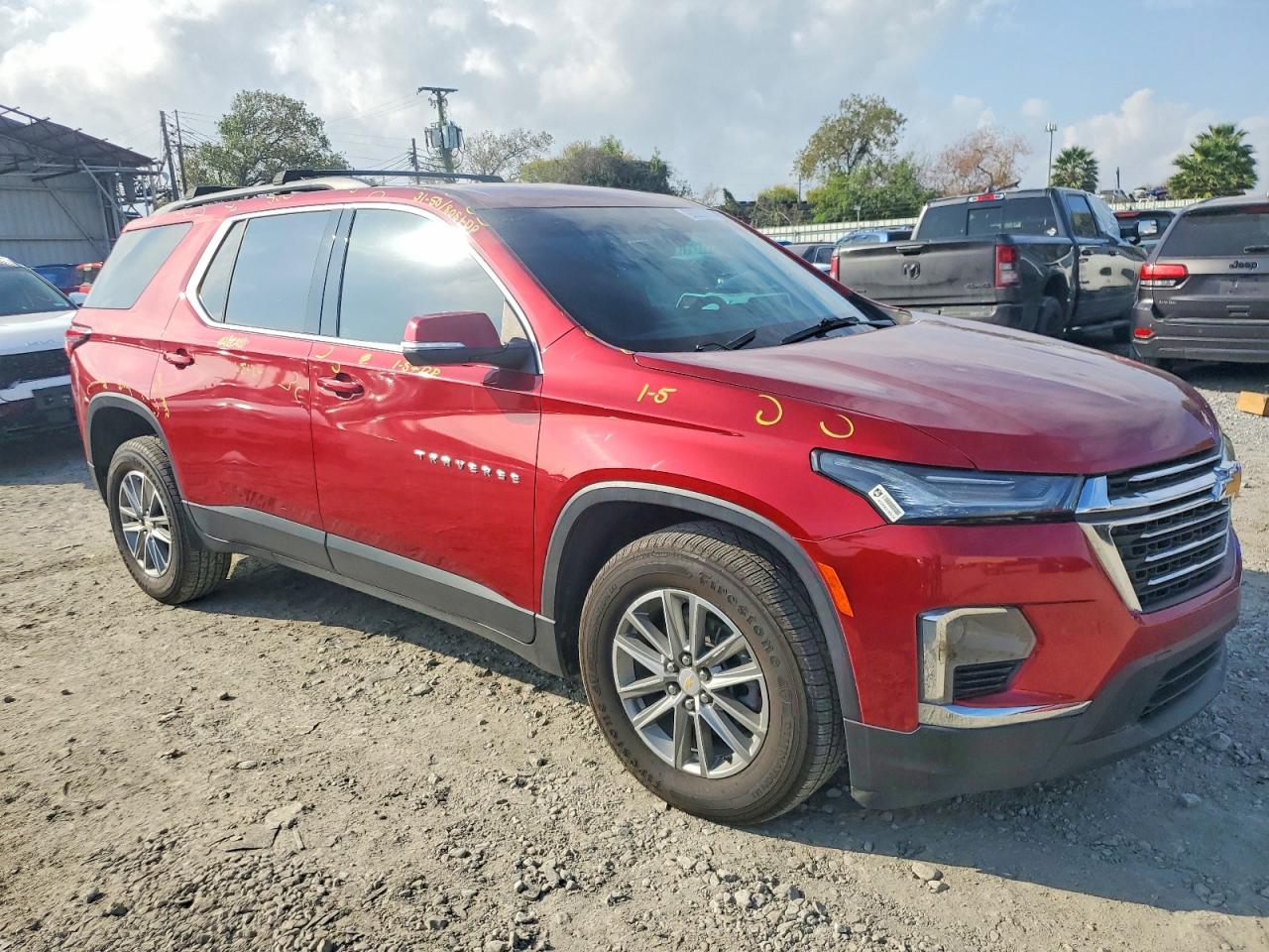 2023 CHEVROLET TRAVERSE LT photo 4