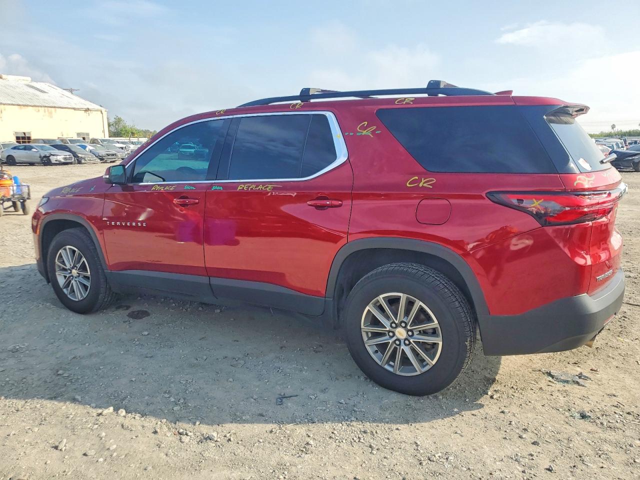2023 CHEVROLET TRAVERSE LT photo 2