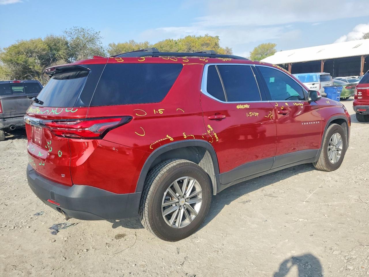 2023 CHEVROLET TRAVERSE LT photo 3