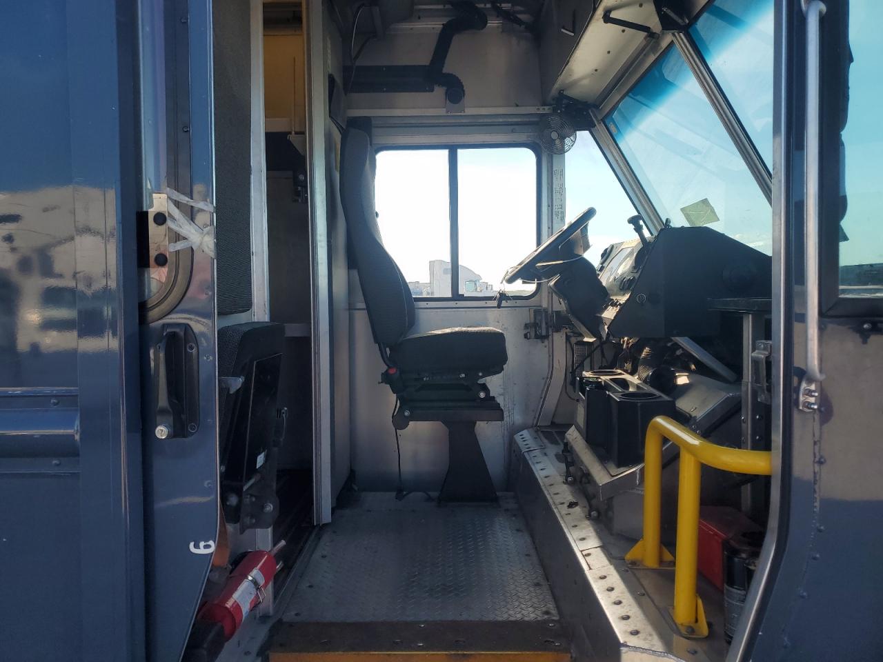 2021 FORD F59 - DELIVERY VAN photo 11