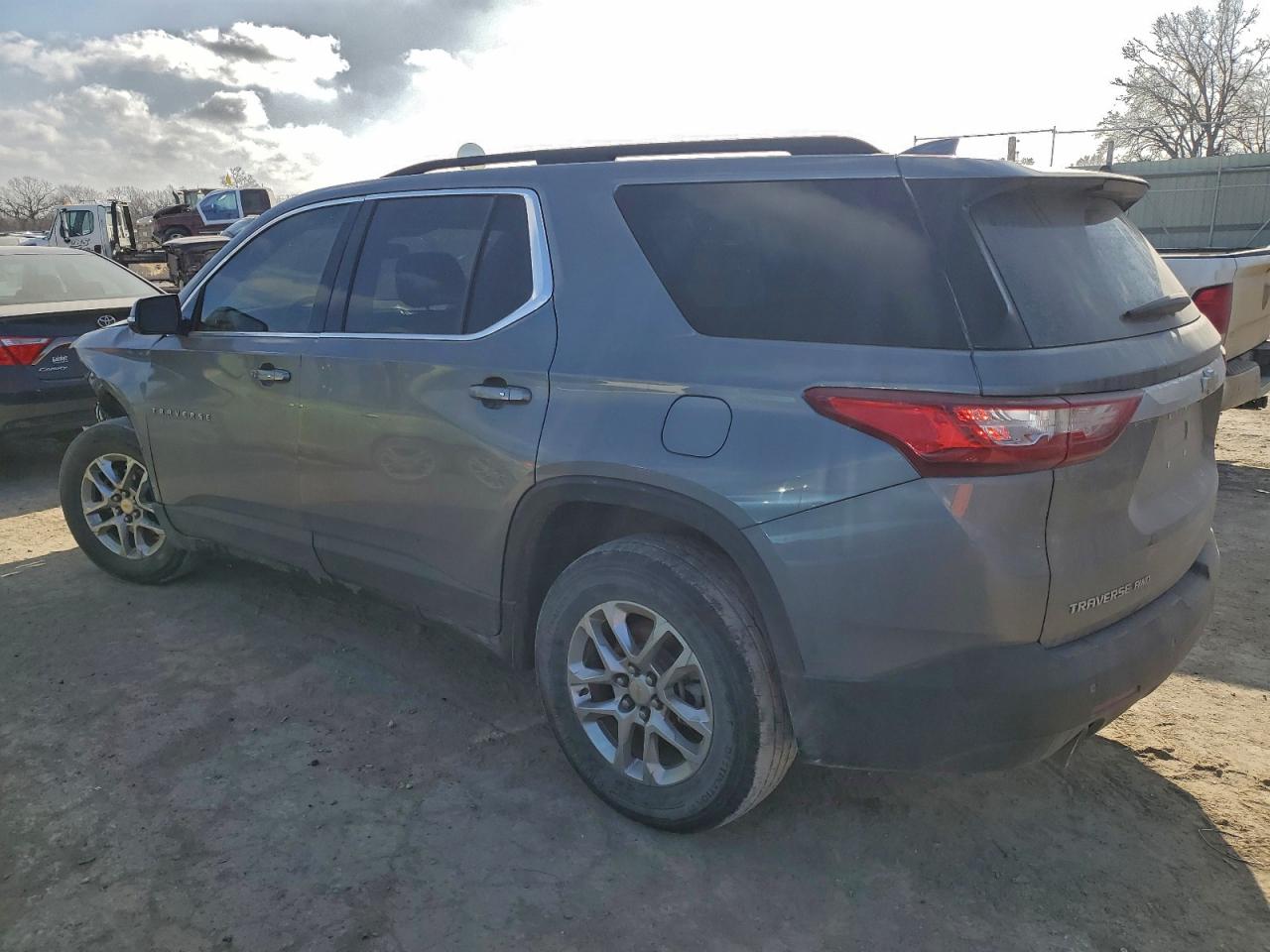 2020 CHEVROLET TRAVERSE LT photo 2