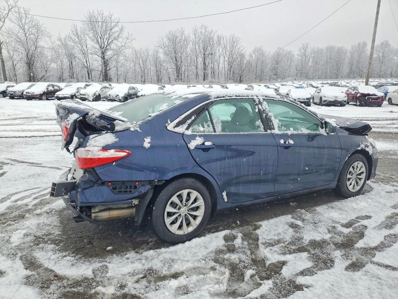 2016 TOYOTA CAMRY LE photo 3