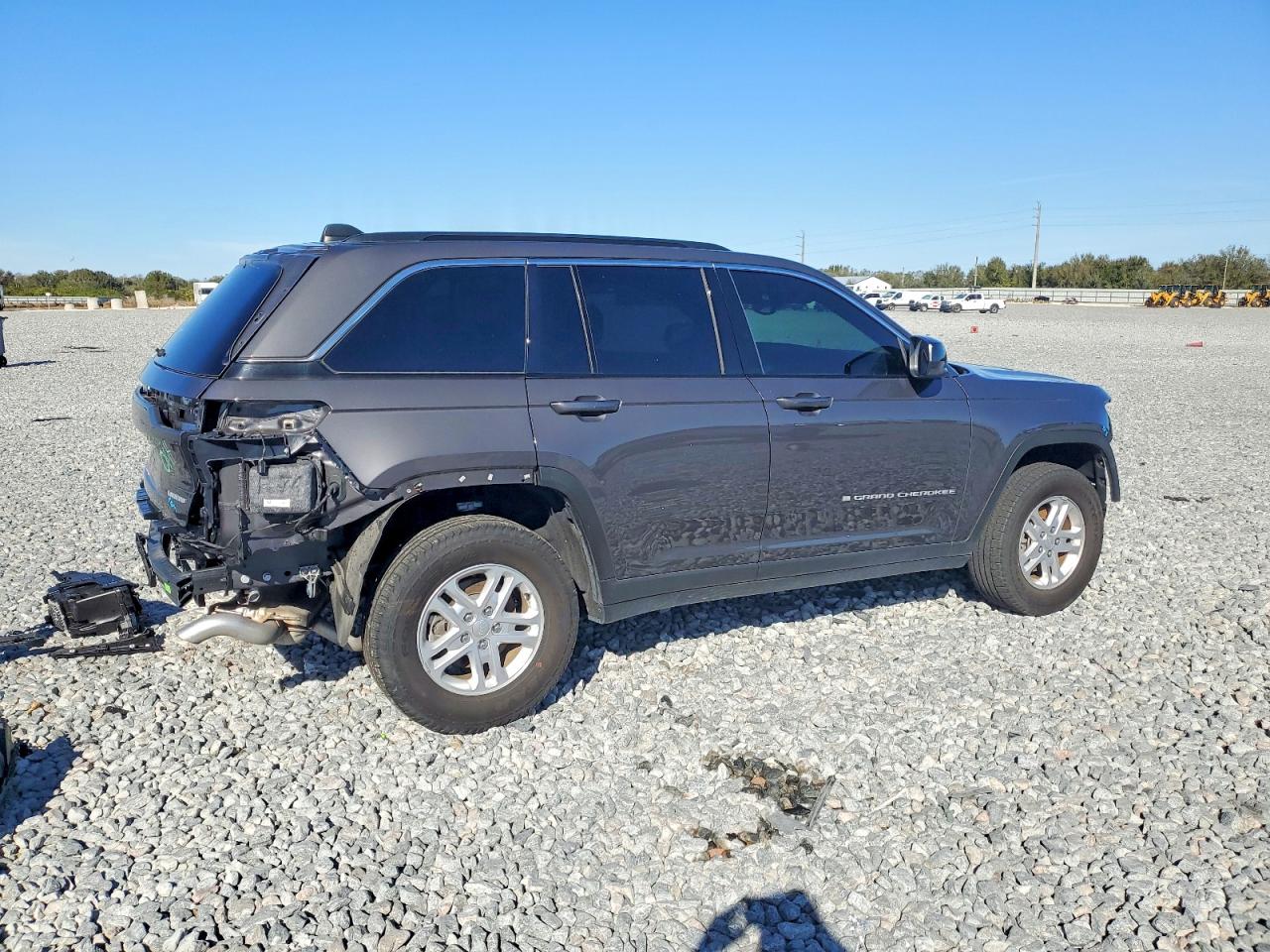 2024 JEEP GRAND CHEROKEE LAREDO photo 3