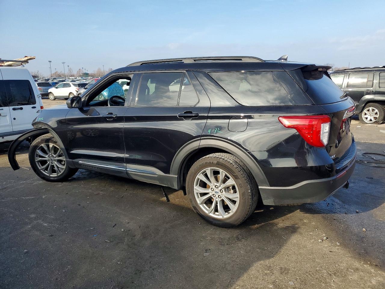 2020 FORD EXPLORER XLT photo 2
