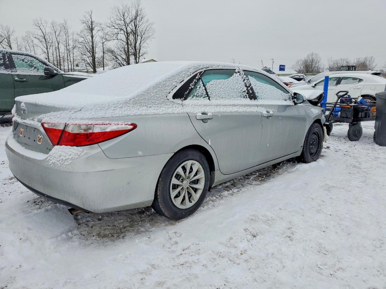 2015 TOYOTA CAMRY LE photo 3