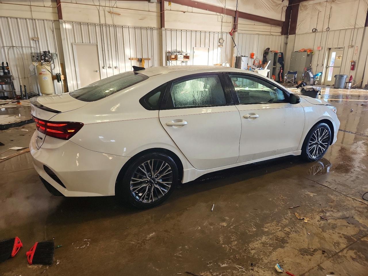 2023 KIA FORTE GT LINE photo 3