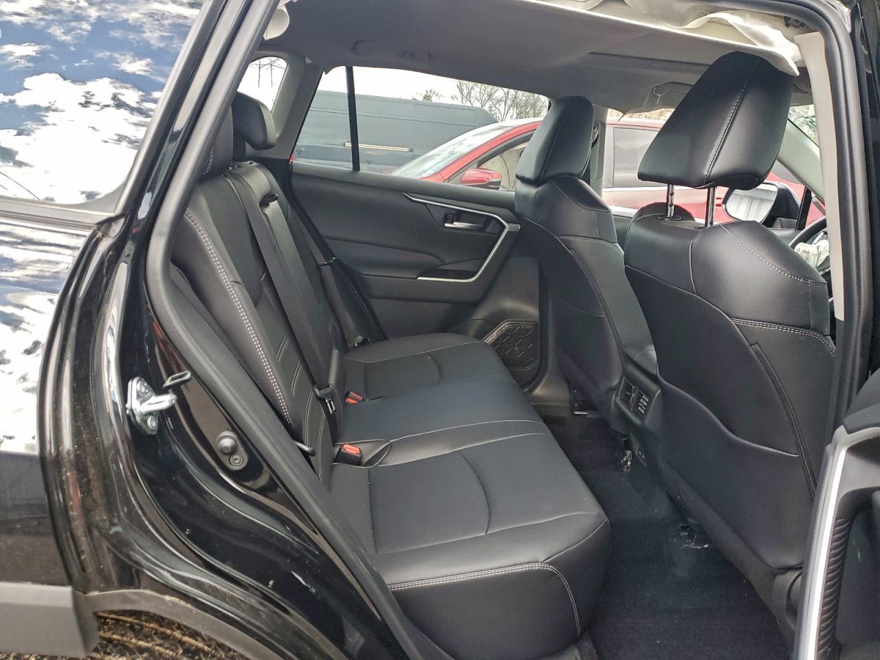 2024 TOYOTA RAV4 XLE PREMIUM photo 11