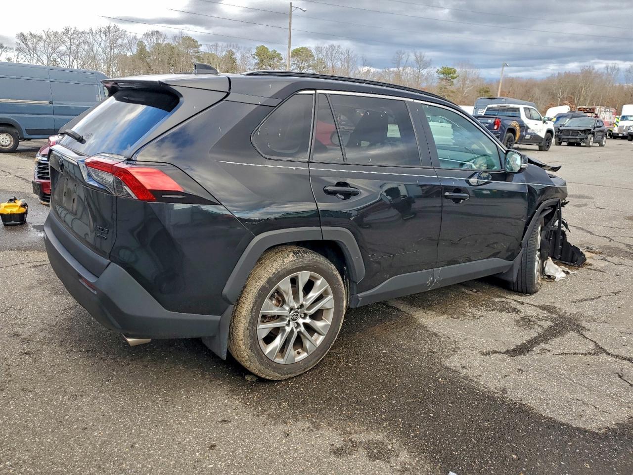 2024 TOYOTA RAV4 XLE PREMIUM photo 3