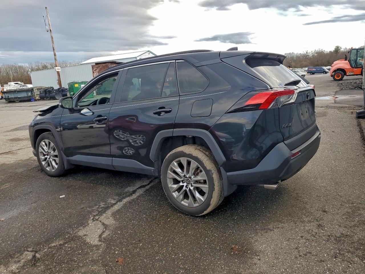 2024 TOYOTA RAV4 XLE PREMIUM photo 2