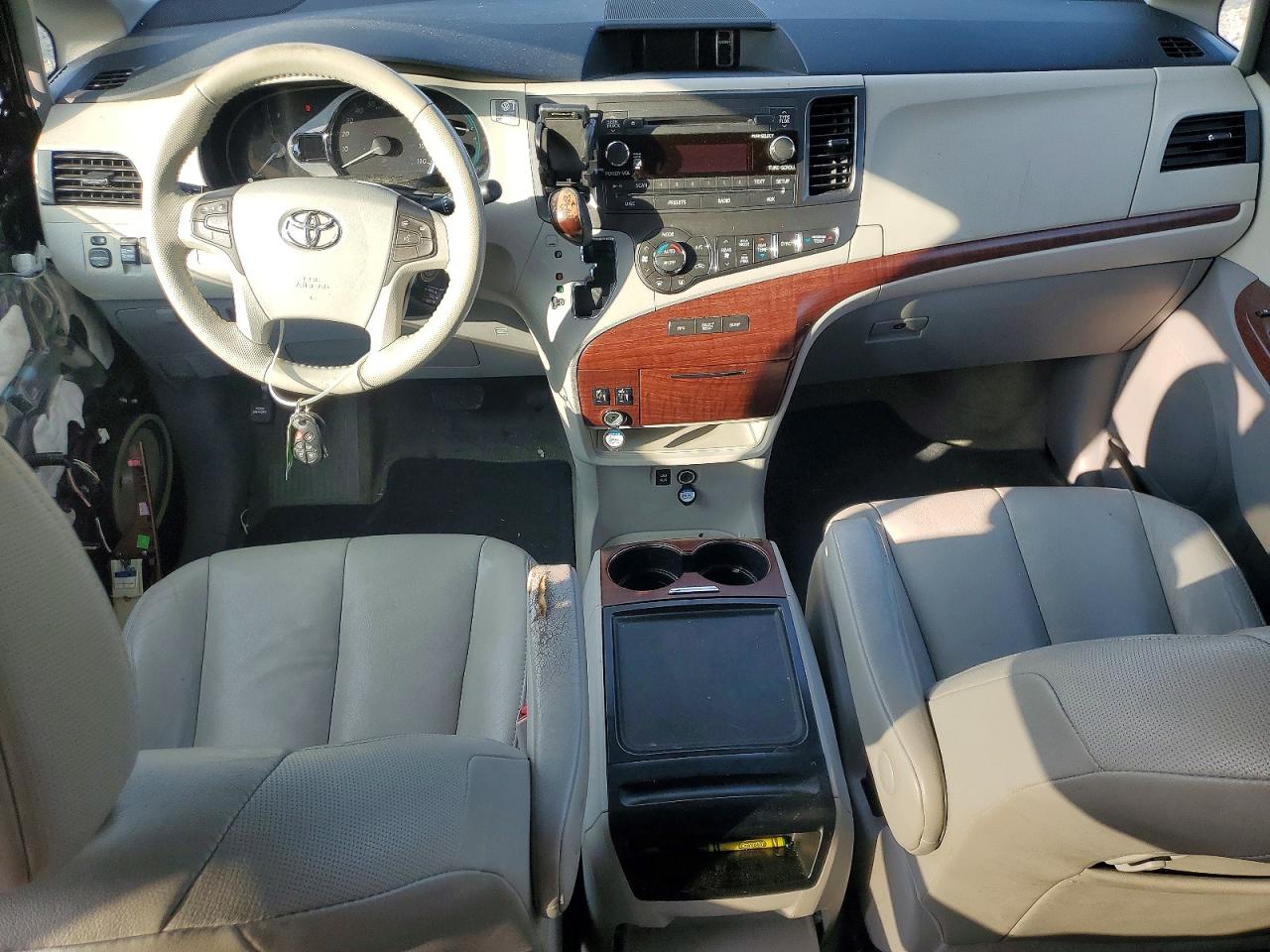 2013 TOYOTA SIENNA XLE photo 8