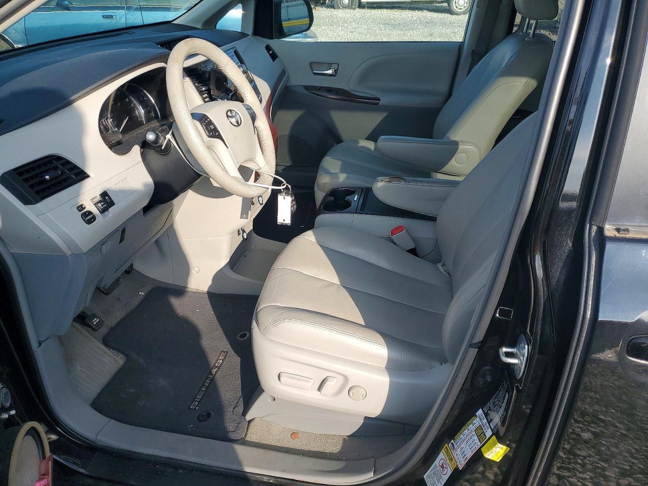 2013 TOYOTA SIENNA XLE photo 7