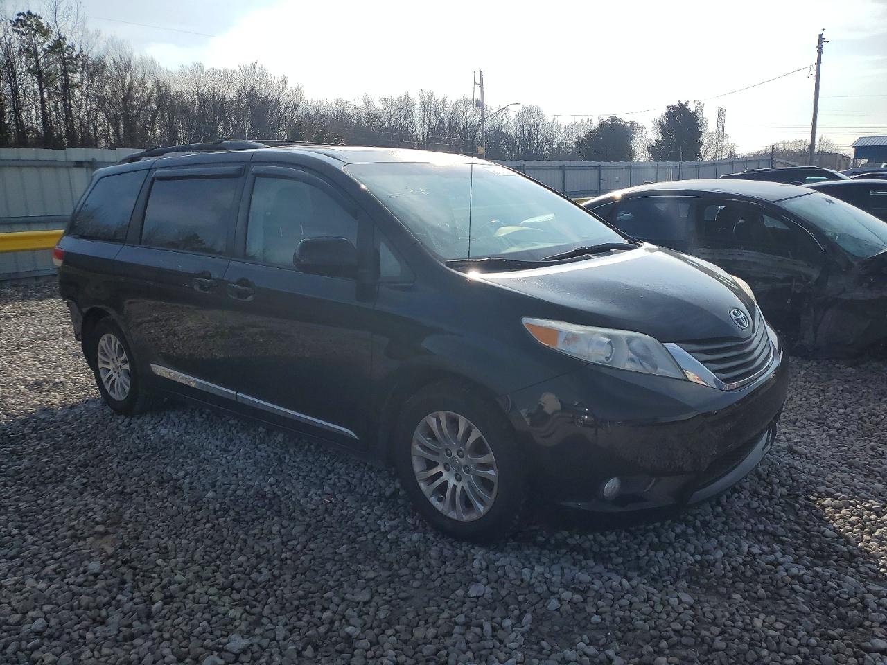 2013 TOYOTA SIENNA XLE photo 4