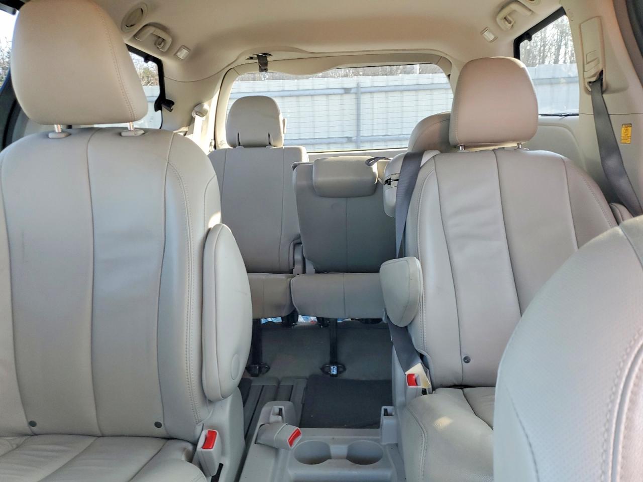 2013 TOYOTA SIENNA XLE photo 10
