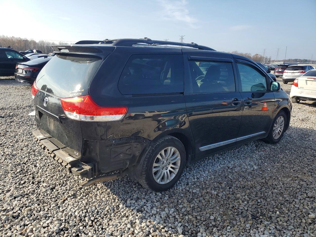 2013 TOYOTA SIENNA XLE photo 3