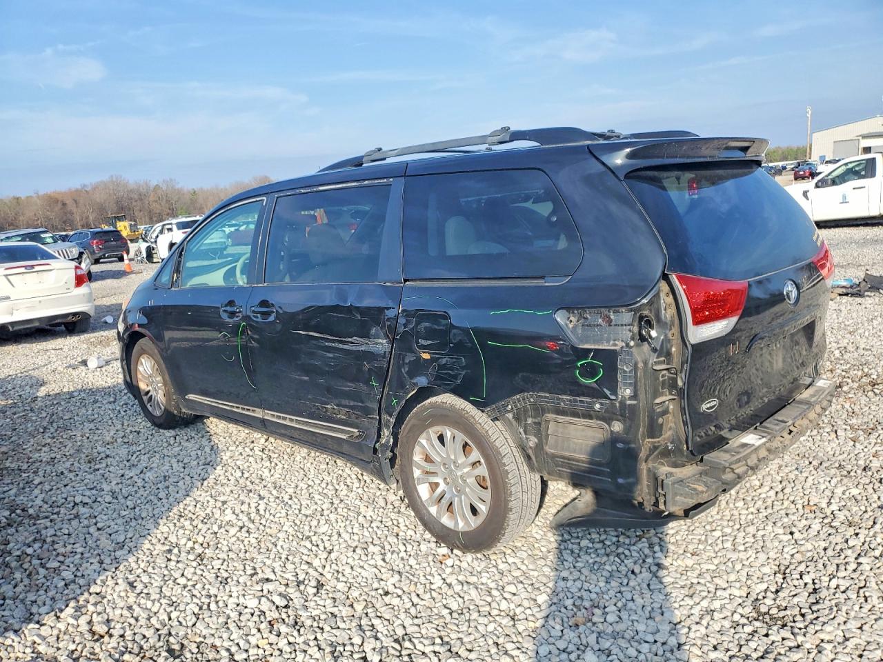 2013 TOYOTA SIENNA XLE photo 2