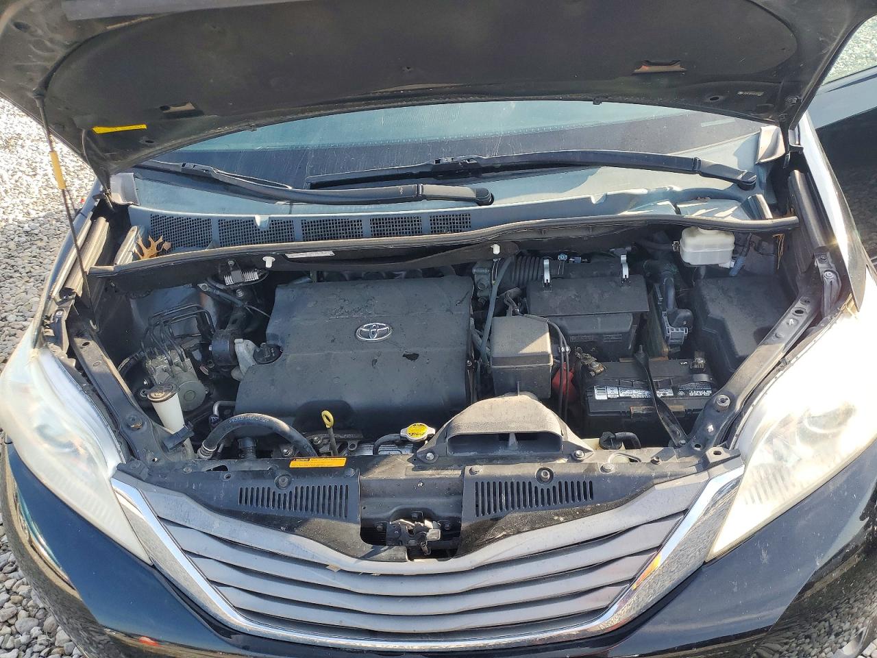 2013 TOYOTA SIENNA XLE photo 12