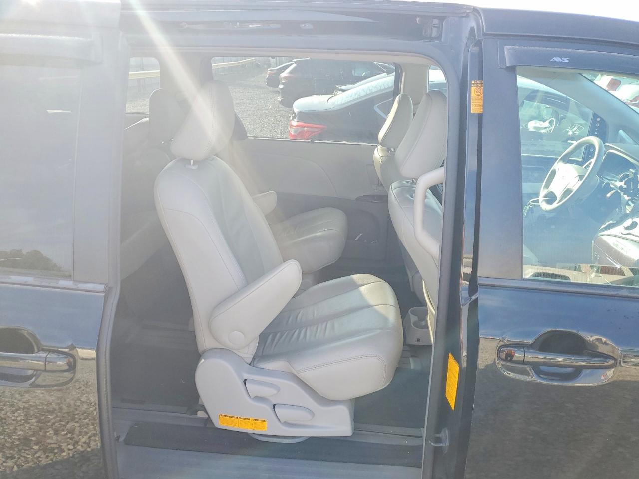 2013 TOYOTA SIENNA XLE photo 11