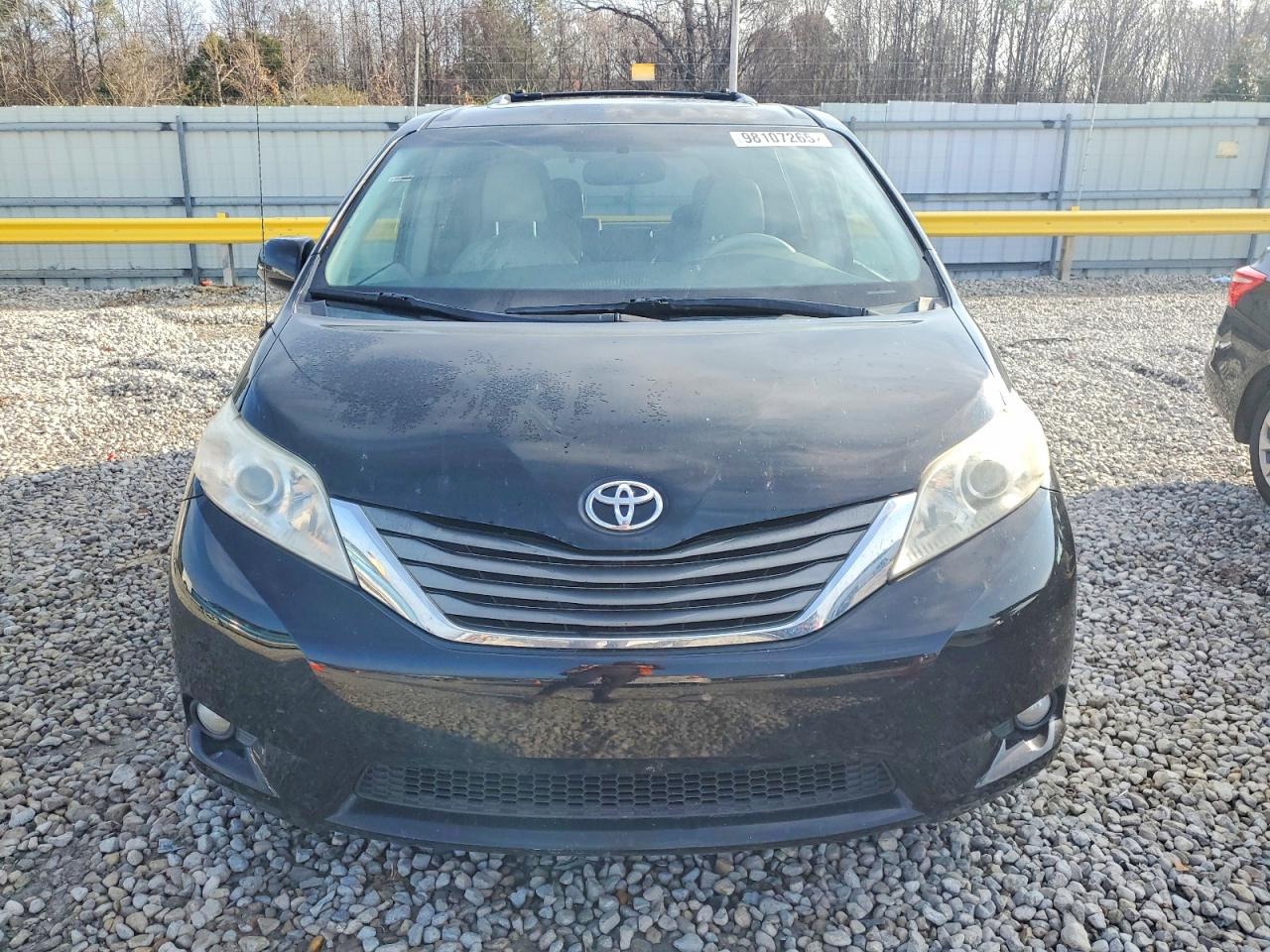 2013 TOYOTA SIENNA XLE photo 5