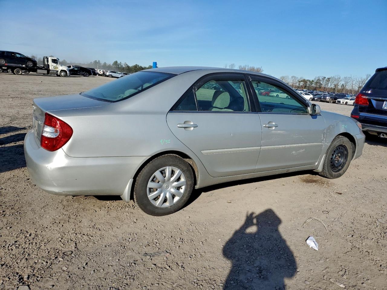 2004 TOYOTA CAMRY LE photo 3