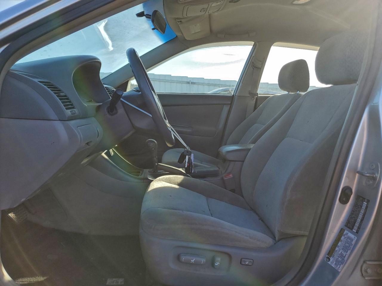 2004 TOYOTA CAMRY LE photo 7