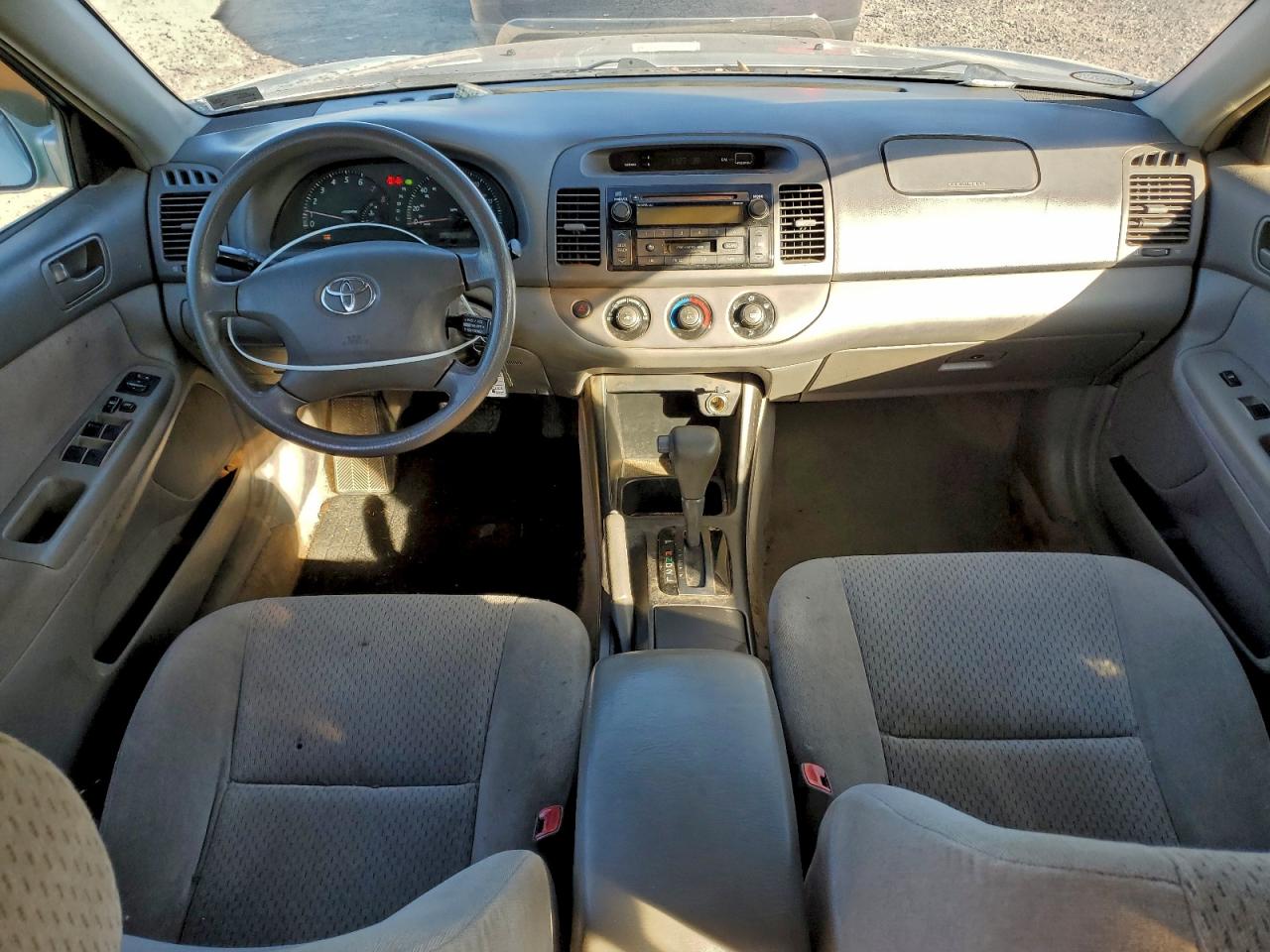 2004 TOYOTA CAMRY LE photo 8
